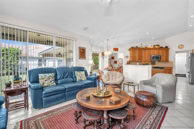 290 Landings Blvd, Weston, FL 33327