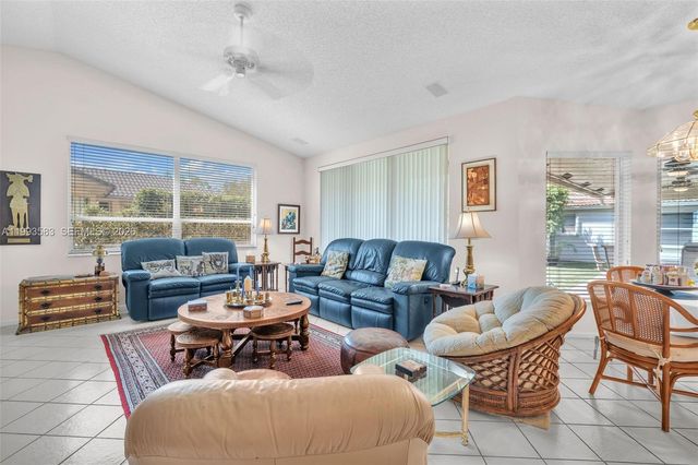 290 Landings Blvd, Weston, FL 33327