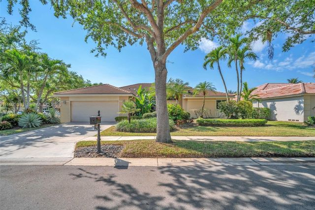 290 Landings Blvd, Weston, FL 33327
