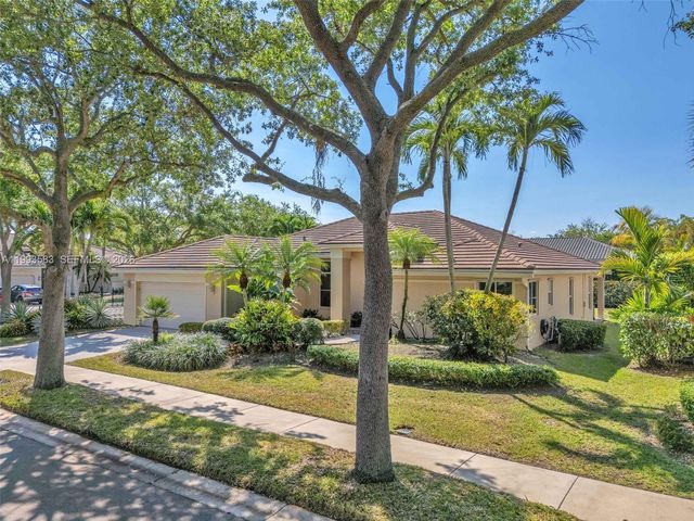 290 Landings Blvd, Weston, FL 33327