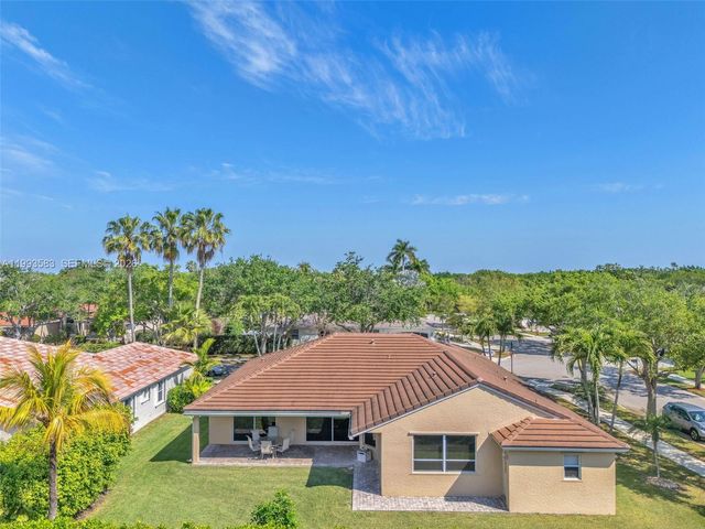 290 Landings Blvd, Weston, FL 33327