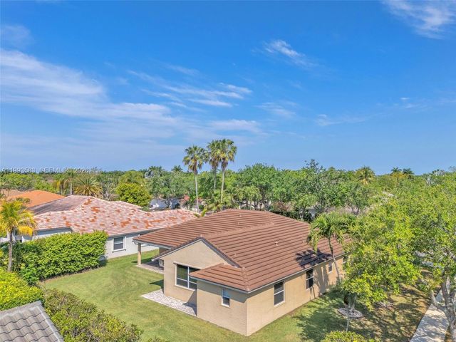 290 Landings Blvd, Weston, FL 33327