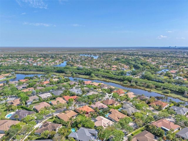 290 Landings Blvd, Weston, FL 33327