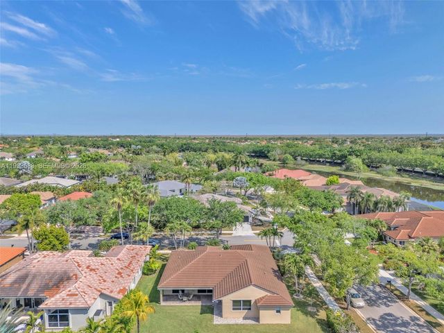 290 Landings Blvd, Weston, FL 33327