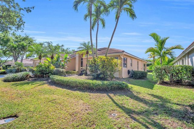 290 Landings Blvd, Weston, FL 33327