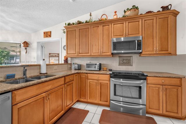 290 Landings Blvd, Weston, FL 33327