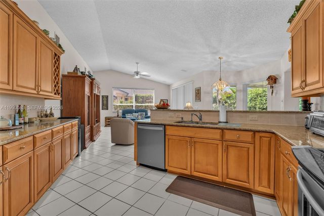 290 Landings Blvd, Weston, FL 33327