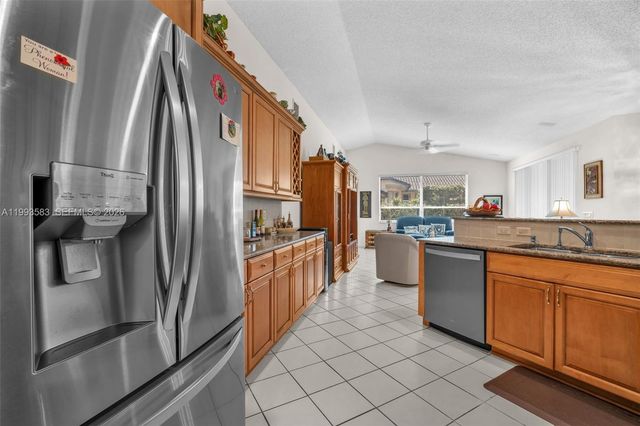 290 Landings Blvd, Weston, FL 33327