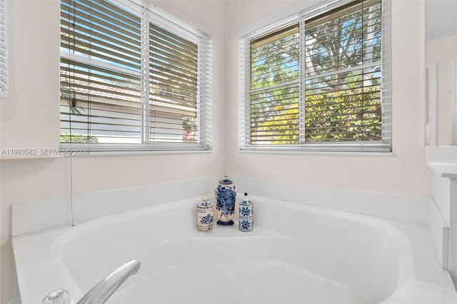 290 Landings Blvd, Weston, FL 33327