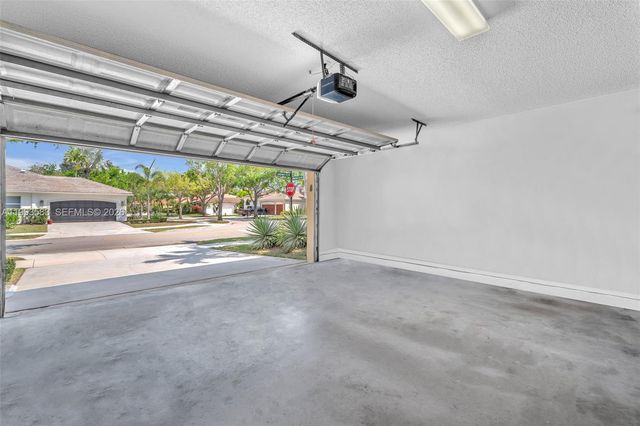 290 Landings Blvd, Weston, FL 33327