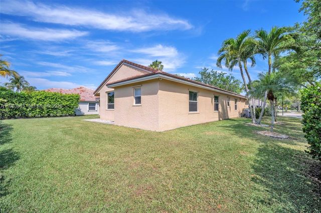 290 Landings Blvd, Weston, FL 33327