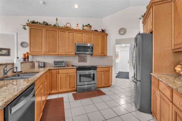 290 Landings Blvd, Weston, FL 33327