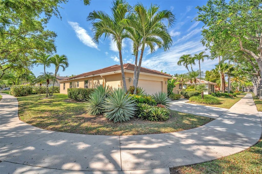 290 Landings Blvd, Weston, FL 33327