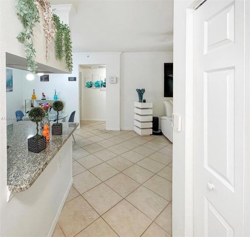 6533 Emerald Dunes Dr 208, West Palm Beach, FL 33411