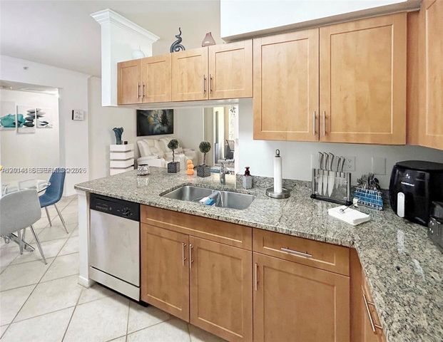 6533 Emerald Dunes Dr 208, West Palm Beach, FL 33411
