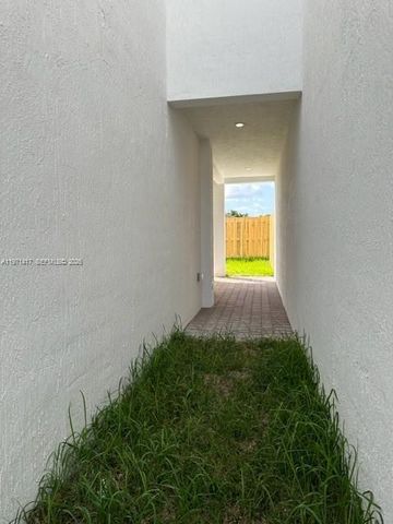 15814 SW 136th Way, Miami, FL 33196