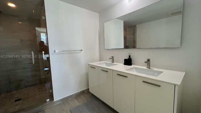 1300 Brickell Bay Dr 3400, Miami, FL 33131