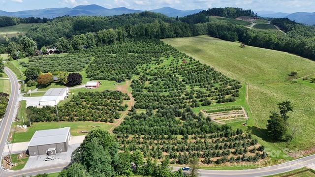 024 FURNITURE Drive, Hendersonville, NC 28792