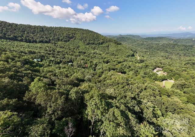 024 FURNITURE Drive, Hendersonville, NC 28792