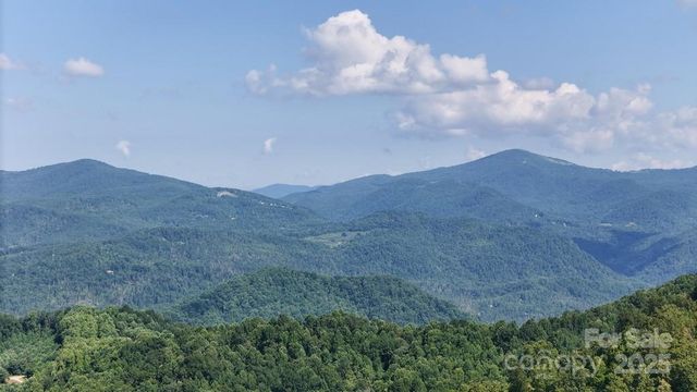 024 FURNITURE Drive, Hendersonville, NC 28792