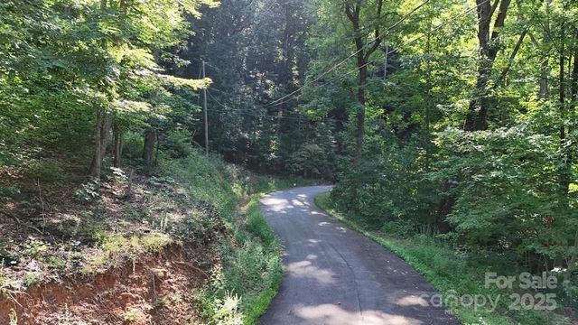 024 FURNITURE Drive, Hendersonville, NC 28792