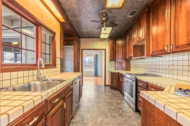 512 Encinal Ave, Roseville, CA 95678