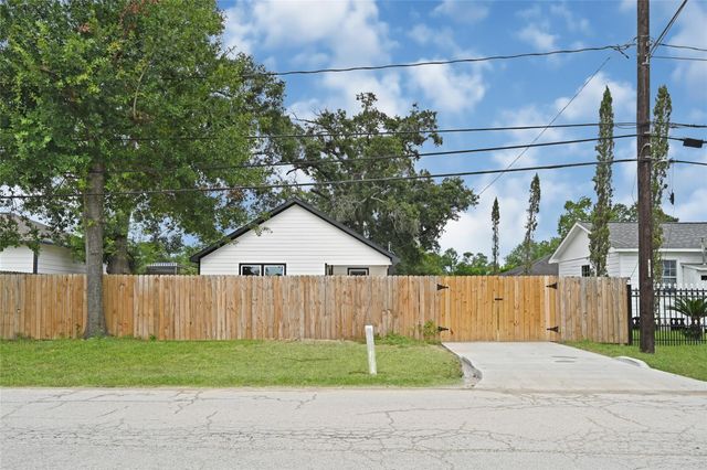 9705 Peachtree Street, Houston, TX 77016