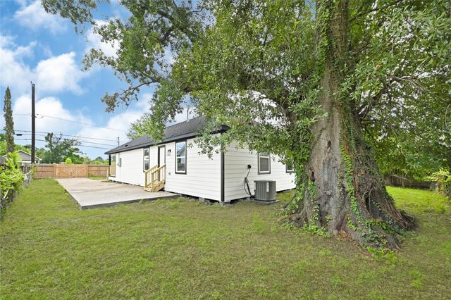 9705 Peachtree Street, Houston, TX 77016