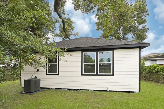 9705 Peachtree Street, Houston, TX 77016