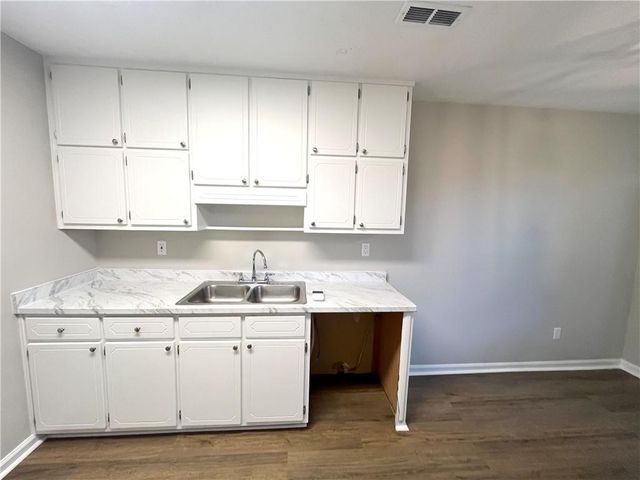 5843 Summerglen Lane, Atlanta, GA 30349