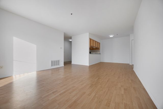 881 N Swift Road 203, Addison, IL 60101