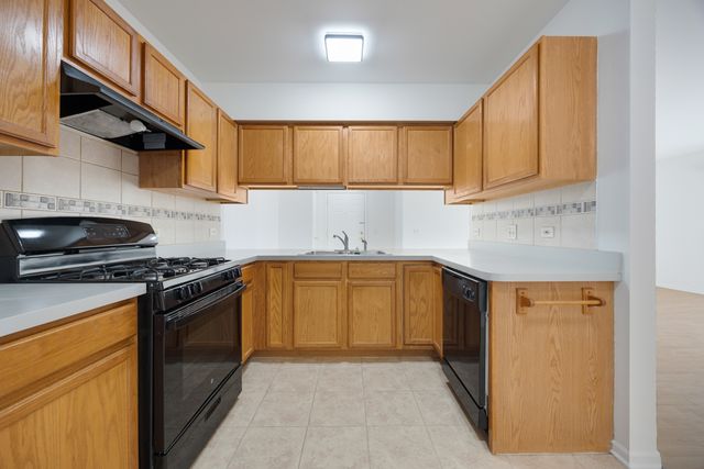 881 N Swift Road 203, Addison, IL 60101