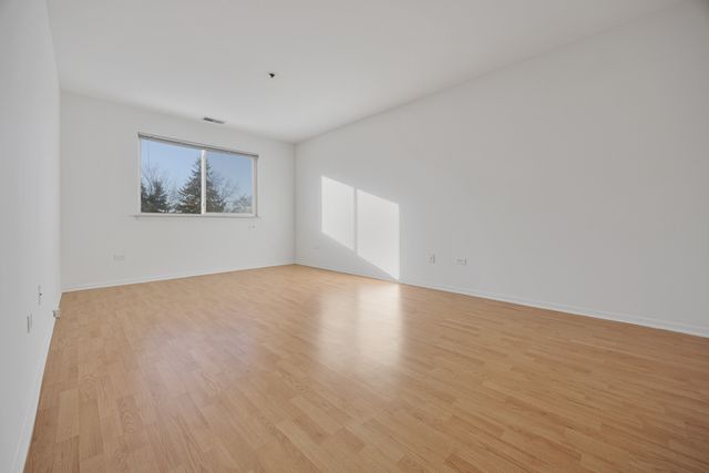 881 N Swift Road 203, Addison, IL 60101