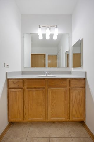 881 N Swift Road 203, Addison, IL 60101