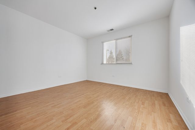 881 N Swift Road 203, Addison, IL 60101