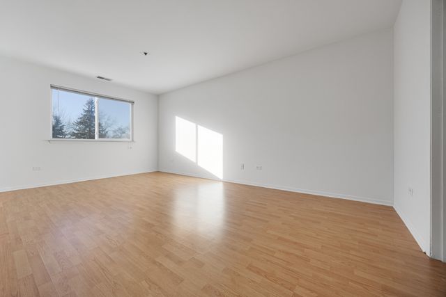 881 N Swift Road 203, Addison, IL 60101