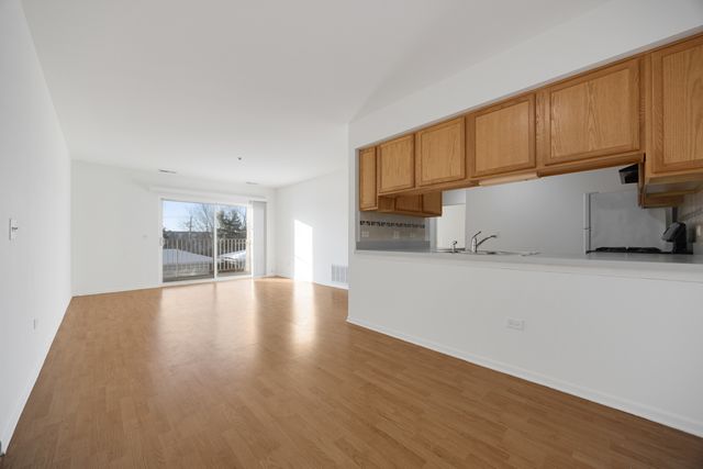 881 N Swift Road 203, Addison, IL 60101