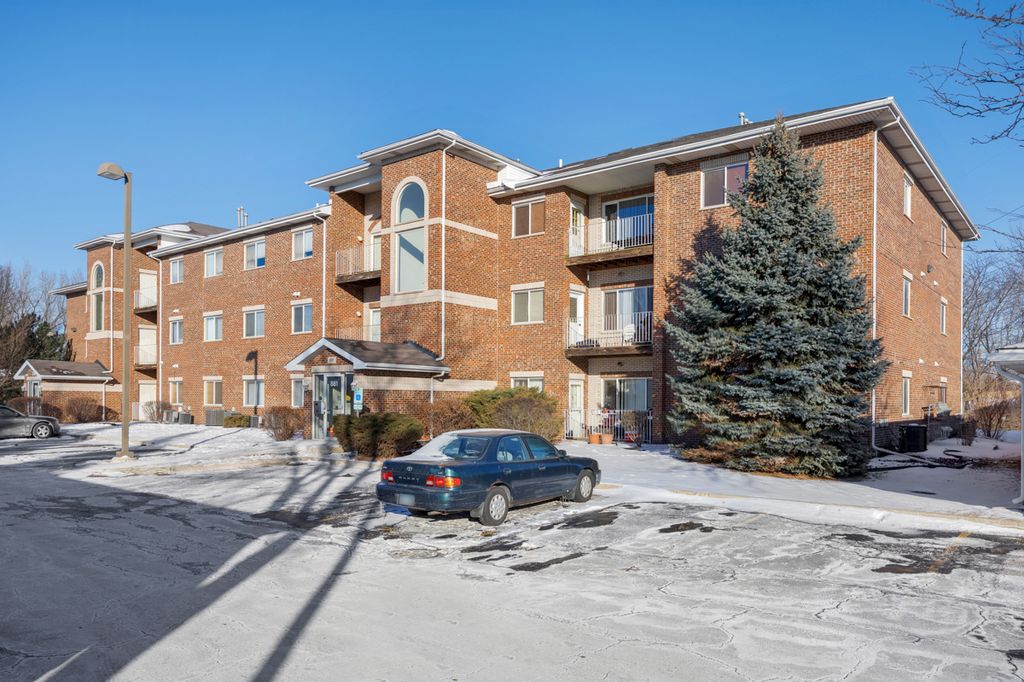 881 N Swift Road 203, Addison, IL 60101