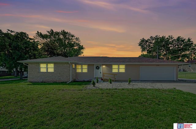 1105 Surfside Drive, Lincoln, NE 68528