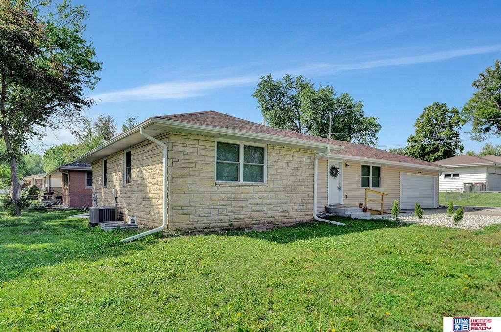 1105 Surfside Drive, Lincoln, NE 68528