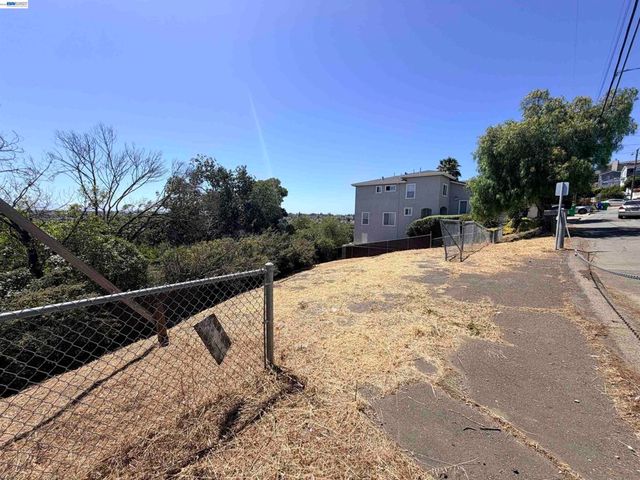 14643 Saturn Dr, Castro Valley, CA 94578