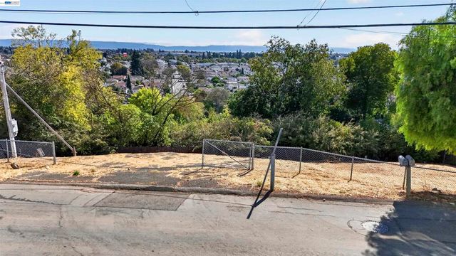 14643 Saturn Dr, Castro Valley, CA 94578