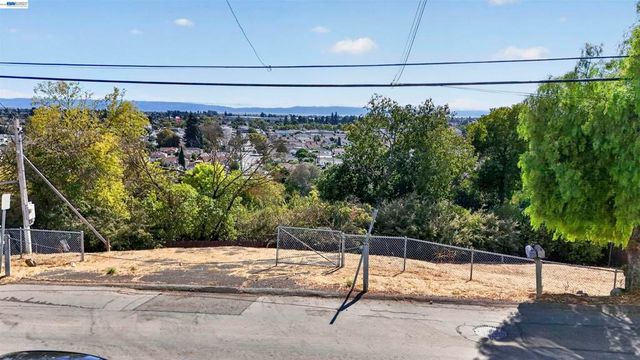 14643 Saturn Dr, Castro Valley, CA 94578