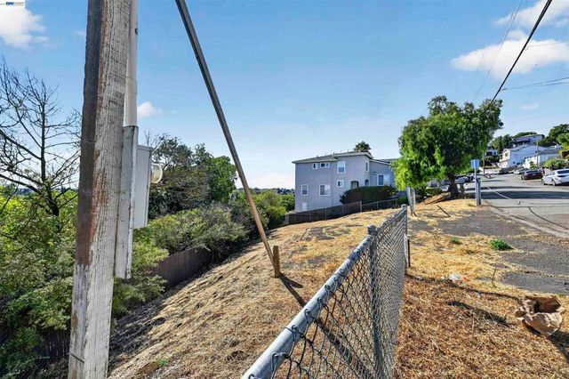 14643 Saturn Dr, Castro Valley, CA 94578