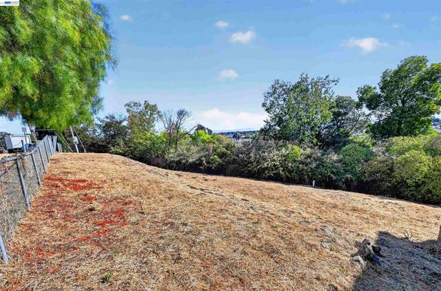 14643 Saturn Dr, Castro Valley, CA 94578