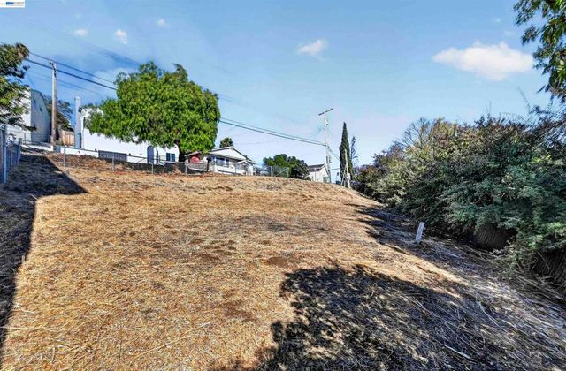 14643 Saturn Dr, Castro Valley, CA 94578