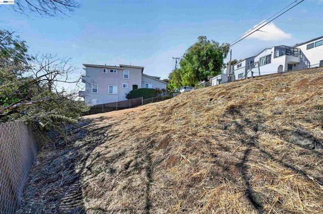 14643 Saturn Dr, Castro Valley, CA 94578