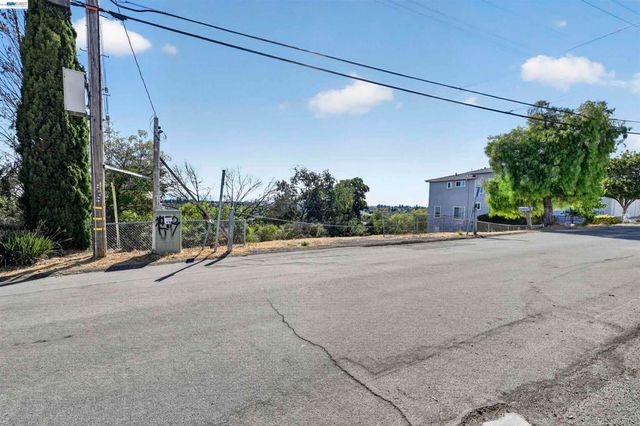 14643 Saturn Dr, Castro Valley, CA 94578
