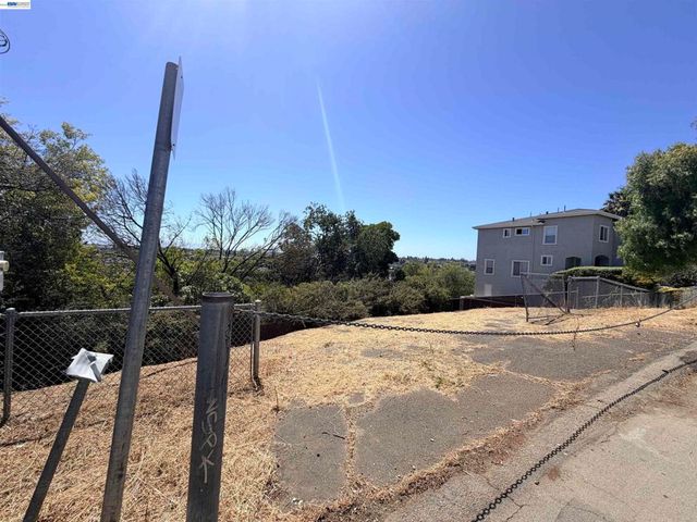 14643 Saturn Dr, Castro Valley, CA 94578