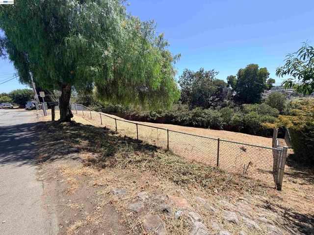 14643 Saturn Dr, Castro Valley, CA 94578